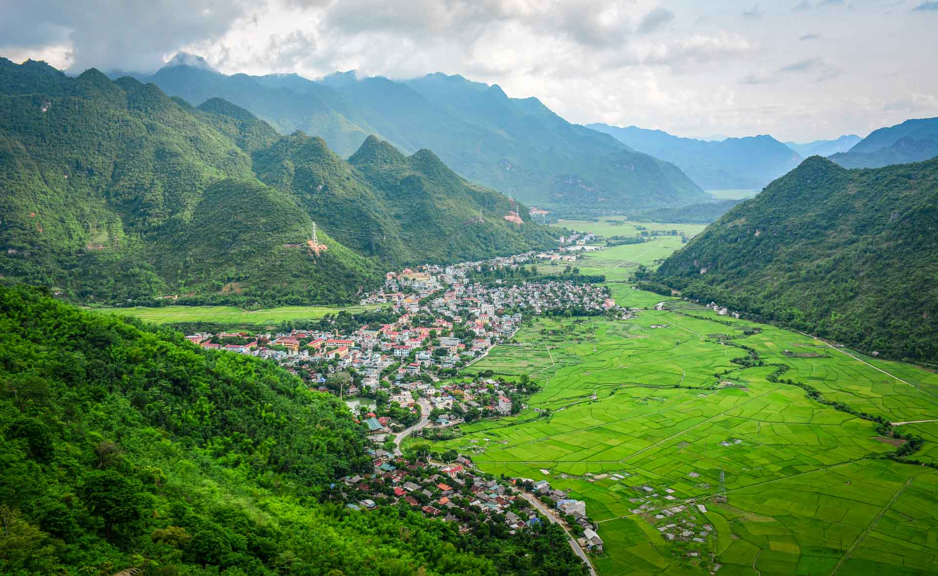 /fm/Files//Pictures/Ido Uploads(1)/Asia/Vietnam/Mai Chau - Son La/Mai Chau - Valley & Mountains View - SS.jpg